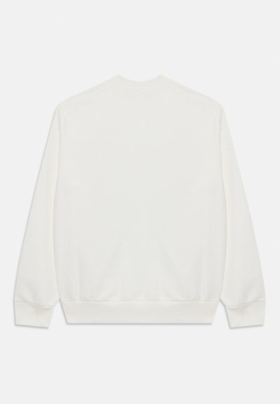 Felpa bianca, collo a giro, maniche lunghe, polsini e orlo a coste, superficie liscia, design semplice, senza loghi o accenti visibili.