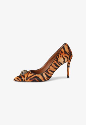 Puntige hoge hakken met oranje en zwarte tijgerprint bont en decoratieve gouden en zwarte oogversiering op de teen.