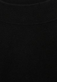 Schwarzer Strickpullover mit geripptem Kragen und glatter Textur, präsentiert in einer einfarbigen Ausführung ohne sichtbare Muster oder Hardware-Details.