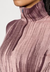 Prilagođena, visoko ovratna majica u nijansama ružičaste i burgundijske boje s teksturiranim, prugastim uzorkom. Ima djelomični patentni zatvarač na vratu.