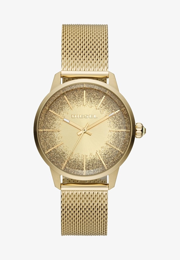 Montre-bracelet Diesel dorée avec bracelet en maille, cadran texturé pailleté, index et aiguilles dorés, et couronne décorative sur le côté droit.