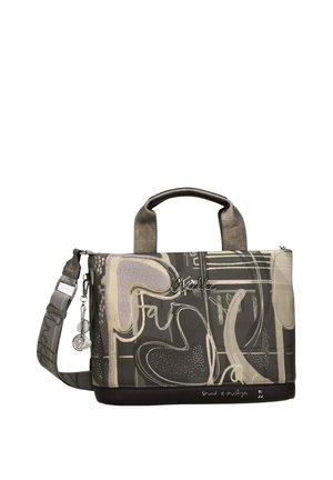 Bolso rectangular con patrones abstractos beige y gris, asas superiores y correa de hombro desmontable con charms metálicos con el logo.