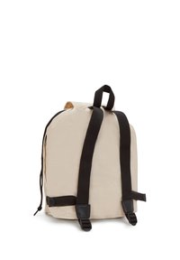 Zaino beige realizzato in morbido tessuto, dotato di spallacci neri regolabili, una maniglia superiore e una chiusura con coulisse.