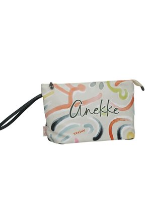 Bolsita de muñeca rectangular blanca con remolinos abstractos multicolores y "Anekke" escrito en grande con letra cursiva en el frente.