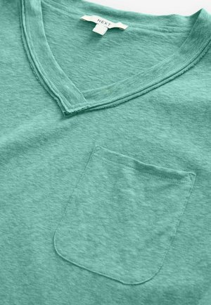 Gr�øn bomulds V-hals t-shirt med en frontlomme, der har en blød tekstur og en afslappet pasform. Etiket siger "NEXT."