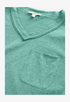 Grøn bomulds V-hals t-shirt med en frontlomme, der har en blød tekstur og en afslappet pasform. Etiket siger "NEXT."