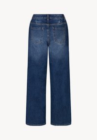 Spodnie dżinsowe o szerokich nogawkach w ciemnoniebieskim kolorze, z pięcioma kieszeniami, wysokim stanem i delikatnym wyblaknięciem na nogawkach, co nadaje im teksturowany wygląd.