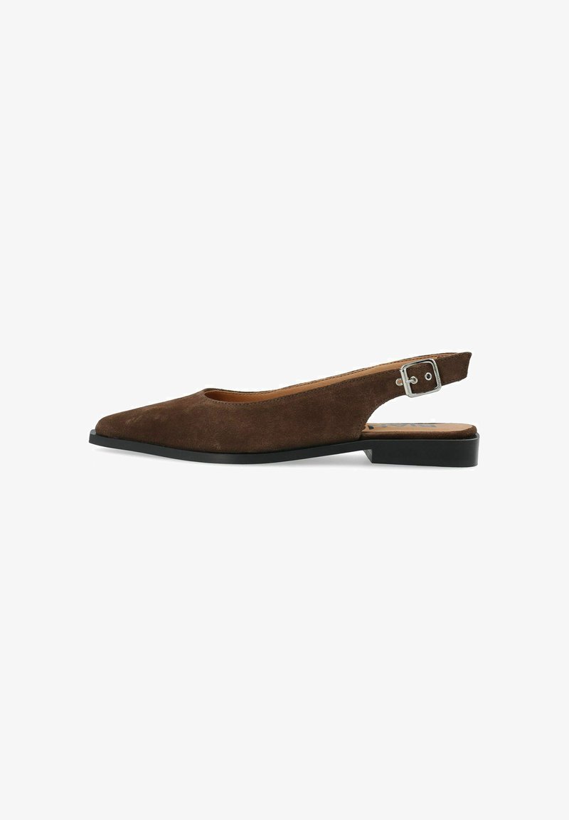 Chaussure plate slingback en daim marron avec bout pointu, bride réglable à boucle argentée et semelle noire.