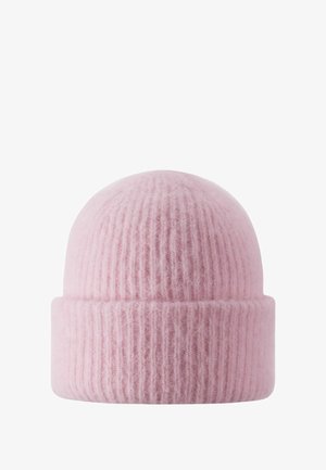 Miękka różowa czapka, dziana z wełny, z prążkowaną strukturą i podwiniętym brzegiem u dołu. Okrągły, bezszwowy design czapki.