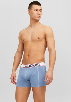 Helle blaue Boxershorts aus weichem Stoff mit einem elastischen Bund in Weiß und Rot, der das "JACK & JONES"-Logo trägt. Maßgeschneiderte Passform mit flachen Nähten.