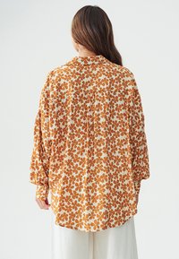 THE FATED VAL OVERSIZE  - Blusa - tan floral