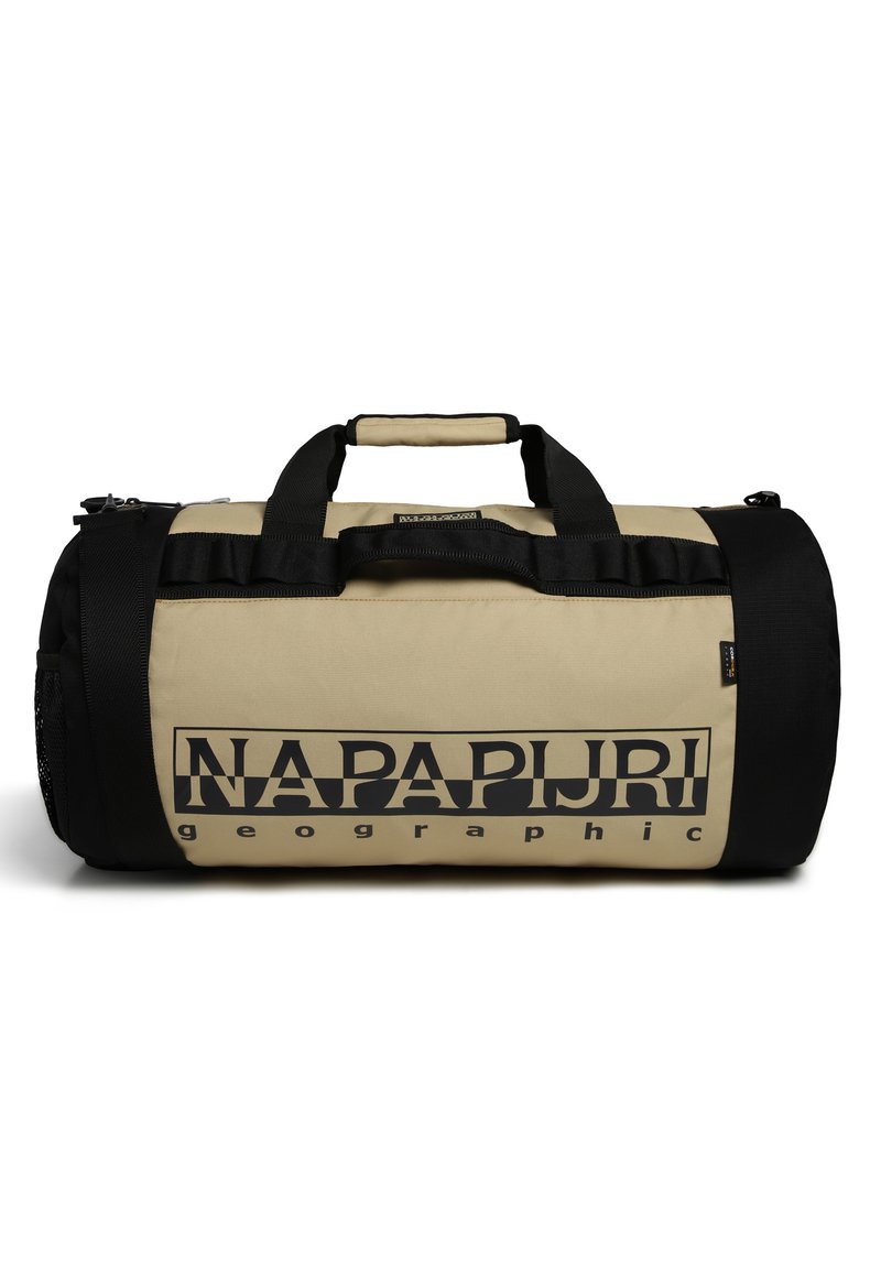 Borsa duffel arrotolata in beige con accenti neri, dotata di manico superiore, chiusura a zip, tasca laterale in rete e logo nero prominente.