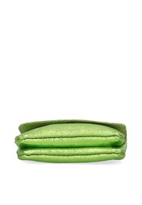Cartera metálica verde con un diseño compacto y plegado. Textura suave, costuras mínimas y un perfil delgado para una fácil portabilidad.