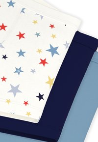 Τρία ζευγάρια βαμβακερά σορτς: ένα με πολύχρωμα αστέρια σε λευκό φόντο, ένα σκούρο μπλε ναυτικό ζευγάρι και ένα ανοιχτό μπλε ζευγάρι.