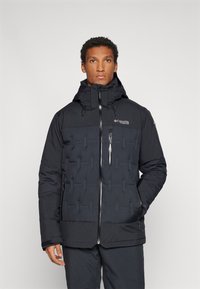 Crna izolirana jakna s patentnim zatvaračem sprijeda, kapuljačom i teksturiranim panelima. Ima bočne džepove i logotip smješten na prsima.