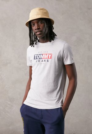 ENTRY FLAG TEE - Print T-shirt - silver grey
