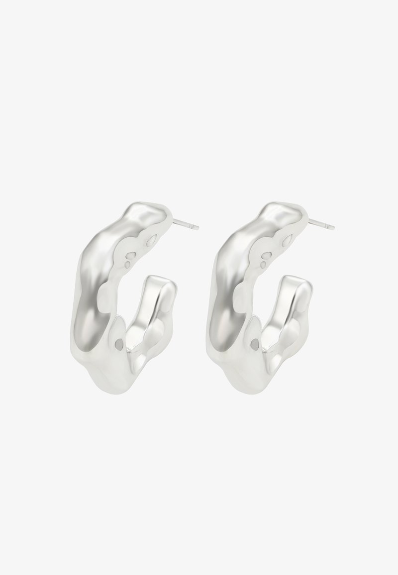 Silberne Creolen mit einem skulpturalen, organischen Design, das glatte Oberflächen und offene Räume aufweist, geeignet für Ohrlöcher.