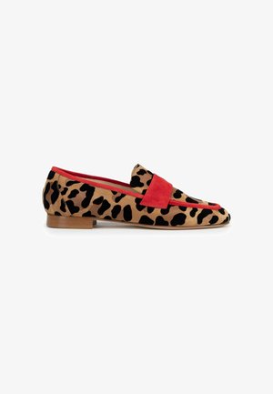 Mocassini in stampa leopardata in suede, con un accentuazione in suede rosso sulla parte superiore. Suola piatta in legno con design a punta rotonda.