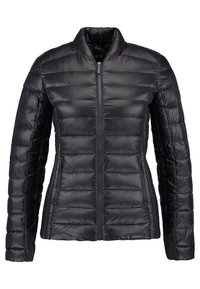 Veste rembourrée noire avec matelassage horizontal, fermeture éclair frontale, poches latérales zippées, col montant et silhouette ajustée.