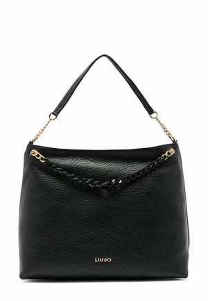 Sac à main en cuir noir avec une surface texturée, présentant un accent en chaîne dorée et une sangle tressée noire. Logo imprimé en doré en bas.