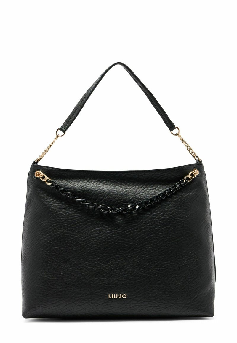 Sac à main en cuir noir avec une surface texturée, présentant un accent en chaîne dorée et une sangle tressée noire. Logo imprimé en doré en bas.