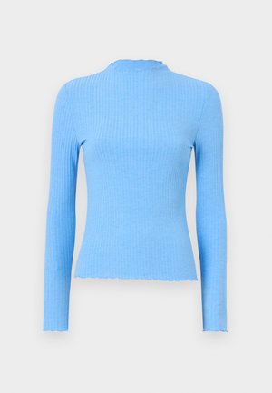 Rippenshirt mit langen Ärmeln in Hellblau, figurbetontem Design, rundem Kragen mit gewelltem Rand, glatter Textur und ohne sichtbare Muster.