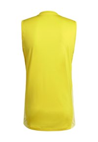 Top atletico giallo senza maniche realizzato in materiale leggero, con una texture liscia e un design semplice, dotato di orlo curvo e dettagli minimi.