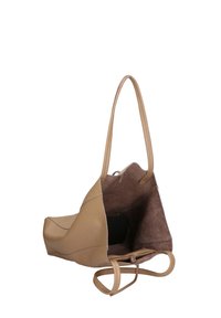 Borsa tote in pelle tan con esterno liscio, interno spazioso e due manici. Presenta una morbida foderatura marrone e una tasca con zip all'interno.
