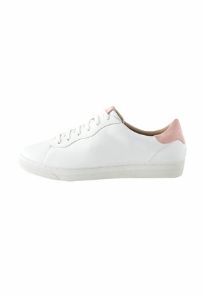 Sneaker bianca a taglio basso con inserto sul tallone in suede rosa, lacci bianchi e suola in gomma, mostrata di profilo su uno sfondo bianco.