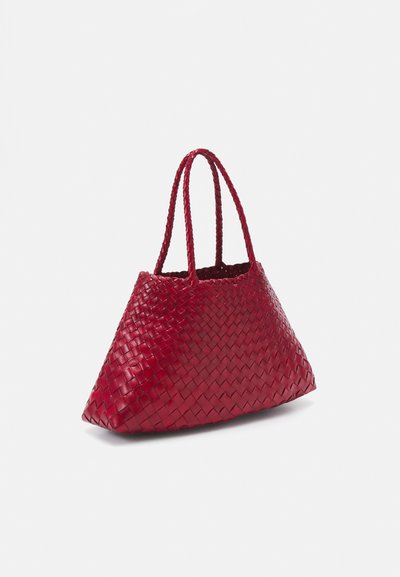 Piros fonott bőr bevásárlótáska háromszög alakú, két fonott füle van, és nyitott tetejű. Textúrált felülettel és tágas belső térrel rendelkezik.