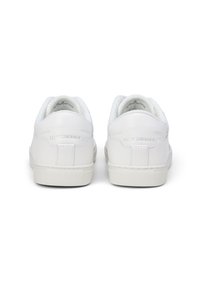 Weiße Leder-Sneaker mit glatter Oberfläche, gepolsterten Kragen und strukturierten Gummisohlen. Mit dem eingeprägten Schriftzug "EST. STOCKHOLM" auf den Fersen.