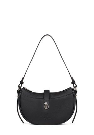 Sac à main en cuir noir texturé en forme de croissant avec une bandoulière réglable et une fermeture à boucle argentée sur le rabat avant.