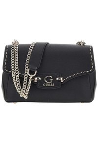 Borsa a tracolla in pelle nera con pattina ripiegabile, hardware dorato, tracolla a catena e dettagli cuciti. Presenta una placca con logo sul davanti.