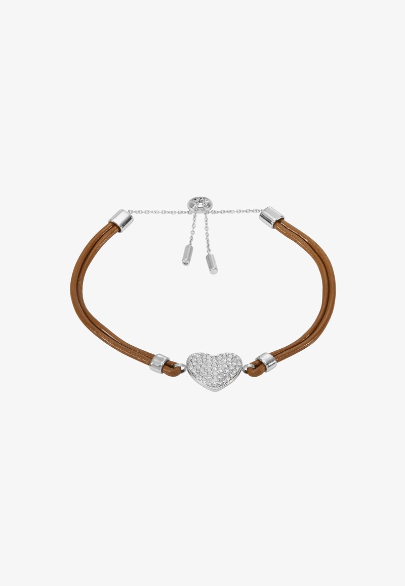 Bracelet en cuir marron réglable avec un pendentif cœur en argent incrusté de petits cristaux clairs et une fermeture à chaîne en argent.