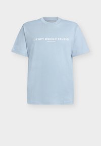 Ανοιχτό μπλε βαμβακερό μπλουζάκι με κοντά μανίκια και στρογγυλή λαιμόκοψη. Διαθέτει λευκή εκτύπωση "DENIM DESIGN STUDIO" στο στήθος.