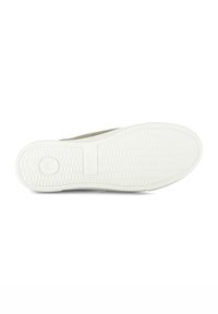 Suola di una sneaker con fondo in gomma bianca texture, dotata di un accento circolare e un sottile bordo superiore beige.