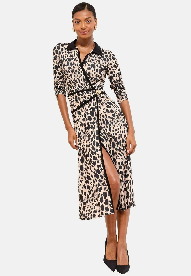 Vestido envolvente de estampado de leopardo en beige y negro, con mangas largas, cuello con solapa, abertura lateral y cintura ajustada con detalle de hardware en dorado.