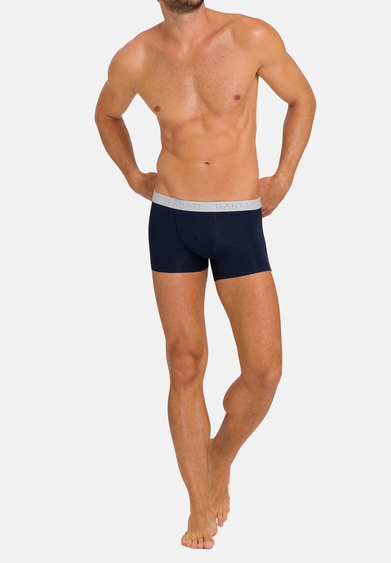 Boxers en coton bleu marine, fabriqués dans un tissu doux avec une coupe ajustée, dotés d'une ceinture élastique contrastante gris clair avec le logo "HANRO".