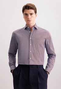 Overhemd met knopen en een geometrisch patroon; marineblauwe en witte kleuren, lange mouwen, kraag, slim fit, met gladde stof en klassieke knopen.