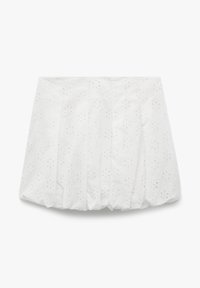 Falda blanca con plisados hecha de tela de ojal, con patrones florales, una textura suave y un dobladillo ligeramente redondeado.