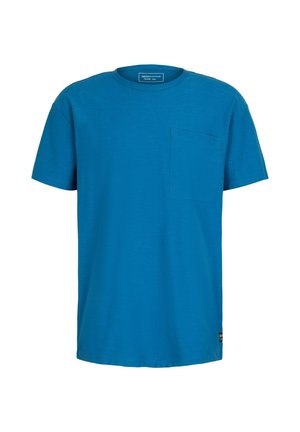 T-shirt bleu à manches courtes avec col rond, une poche poitrine unique et une petite étiquette noire près de l'ourlet inférieur.