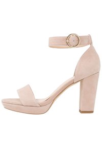 Béžové semišové sandály na vysokém podpatku s náramkem na kotník, zlatou kulatou sponou, otevřenou špičkou a blokovým podpatkem.