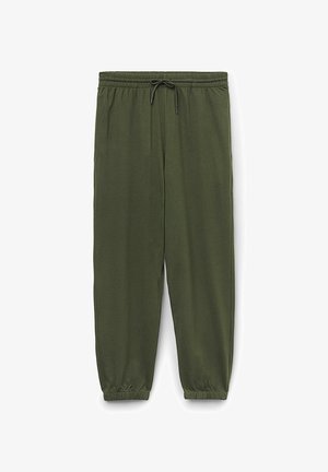 Los pantalones de chándal verde oliva presentan una cinturilla con cordón, tobillos acampanados y una textura suave y lisa, adecuada para el uso informal.