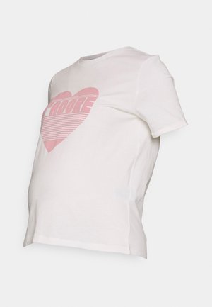 Camiseta premamá blanca de manga corta con gráfico de corazón rosa y la palabra "ADORE" en el pecho.