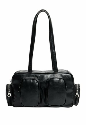 Sac à main rectangulaire en cuir noir avec deux longues bandoulières, deux poches avant zippées et deux plus petits compartiments latéraux zippés.