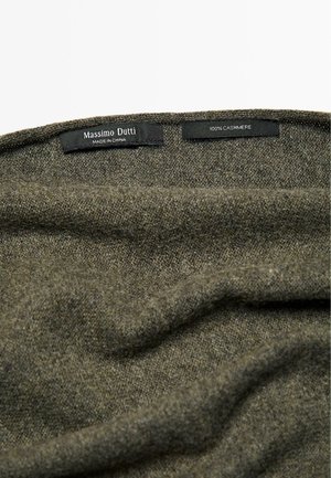 Tessuto di cashmere verde oliva scuro, con una texture morbida, etichette che riportano "Massimo Dutti" e "100% CASHMERE" visibili lungo il bordo.