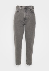 Vaqueros de denim grises de cintura alta con corte recto, que cuentan con cinco bolsillos y botones de metal en la cinturilla, sobre un fondo blanco.