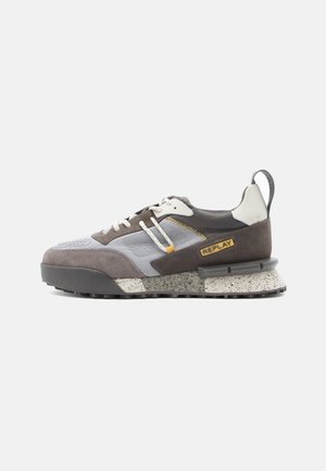 Tossud halli võrgukangaga pealosa, pruunide seemisnahast detailide, laikudega keskmise tallaga ja musta kummist tallaga. Omaduseks kollane "REPLAY" logo.