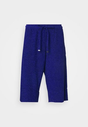 Sinised sädelevad šortsid, millel on nööriga vöökoht, lõtva lõikega ja põlvepikkune disain, mis on valmistatud pehmest, tekstureeritud kangast.