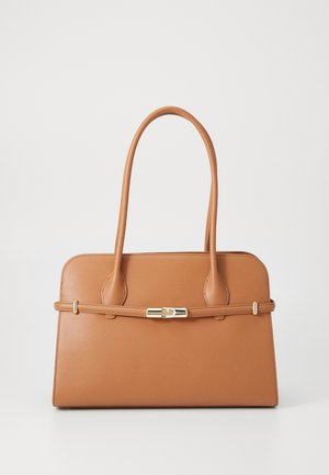Sac à main en cuir brun avec deux longues poignées, de forme rectangulaire, garniture en métal doré et un détail de sangle subtil au centre.